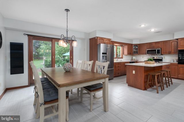17 SHY CREEK RD, Pittstown, NJ 08867