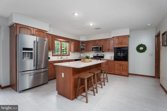 17 SHY CREEK RD, Pittstown, NJ 08867