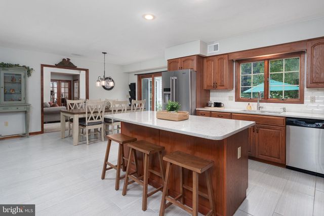 17 SHY CREEK RD, Pittstown, NJ 08867