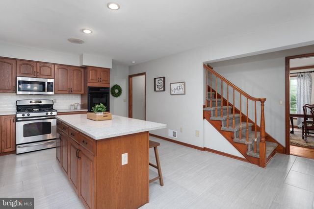 17 SHY CREEK RD, Pittstown, NJ 08867