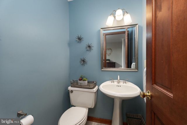 17 SHY CREEK RD, Pittstown, NJ 08867