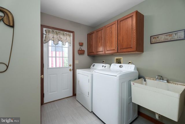 17 SHY CREEK RD, Pittstown, NJ 08867