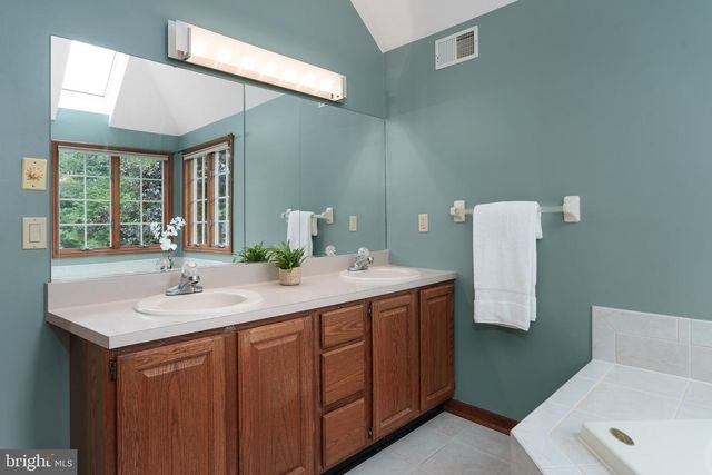 17 SHY CREEK RD, Pittstown, NJ 08867