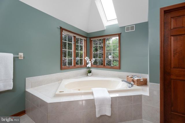 17 SHY CREEK RD, Pittstown, NJ 08867