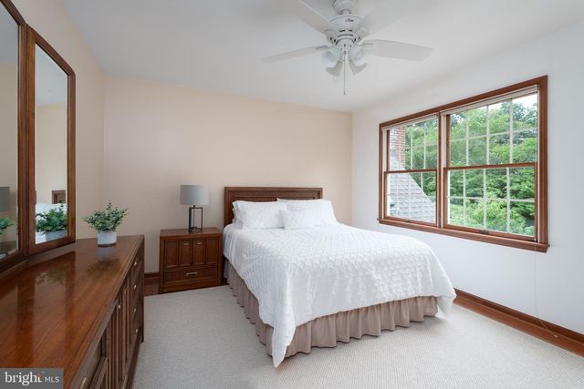 17 SHY CREEK RD, Pittstown, NJ 08867