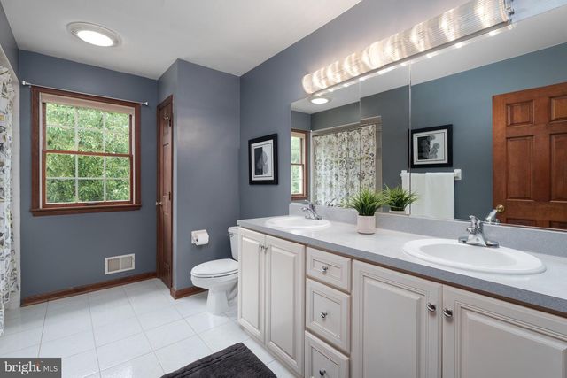 17 SHY CREEK RD, Pittstown, NJ 08867