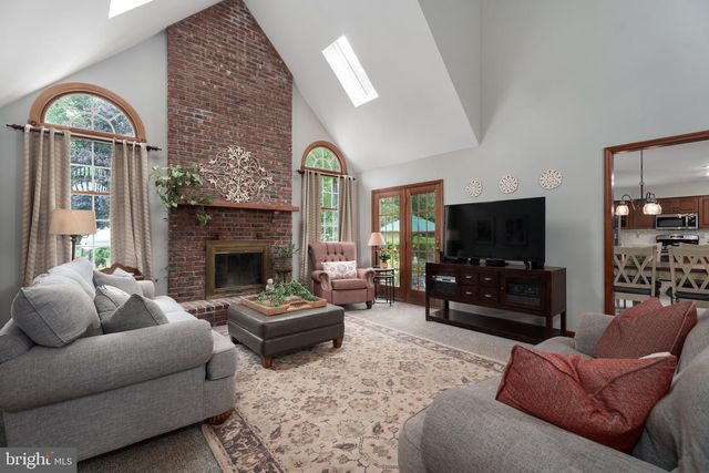 17 SHY CREEK RD, Pittstown, NJ 08867
