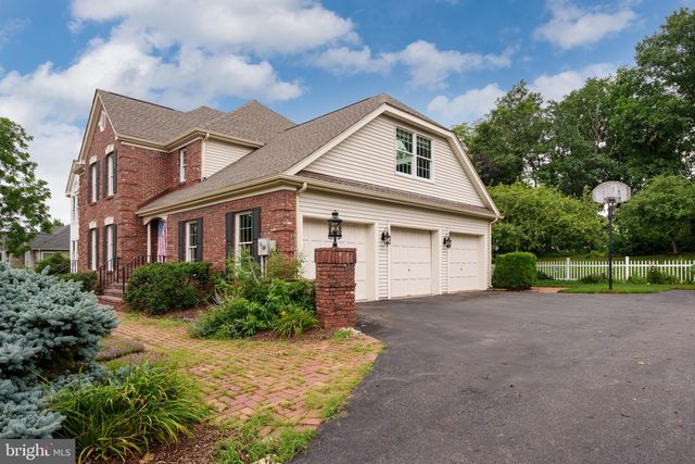 17 SHY CREEK RD, Pittstown, NJ 08867