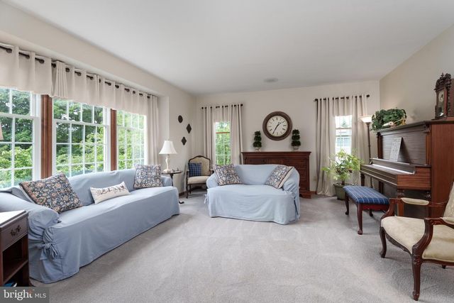 17 SHY CREEK RD, Pittstown, NJ 08867