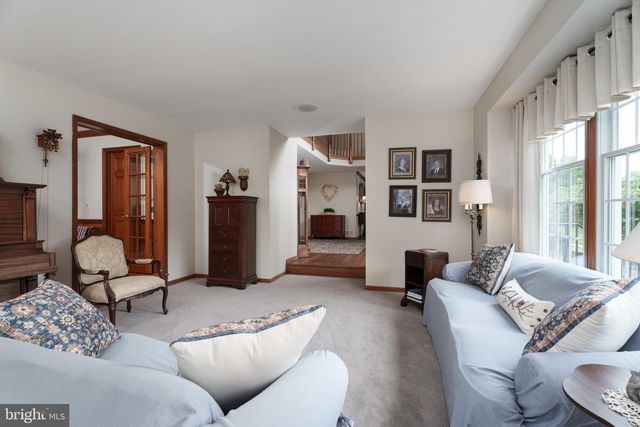17 SHY CREEK RD, Pittstown, NJ 08867