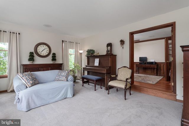 17 SHY CREEK RD, Pittstown, NJ 08867