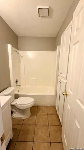 10040 Woodtrail, San Antonio, TX 78250