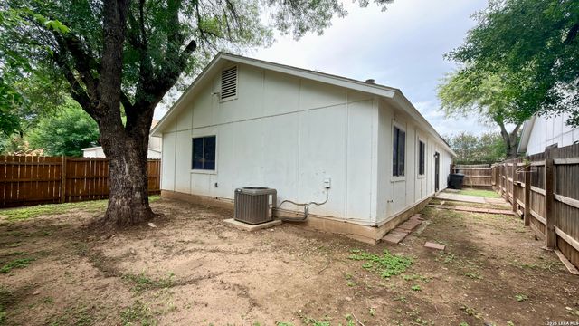 10040 Woodtrail, San Antonio, TX 78250