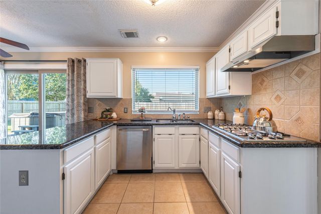 115 Coral Bay Drive, League City, TX 77573