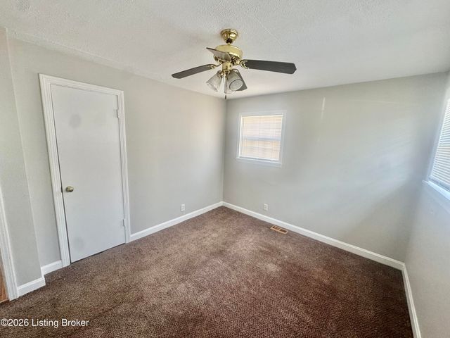 8210 Kerry Rd, Louisville, KY 40258