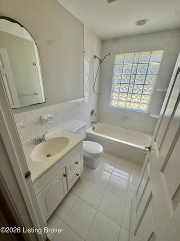 8210 Kerry Rd, Louisville, KY 40258