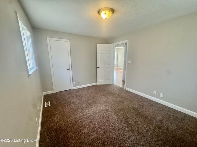 8210 Kerry Rd, Louisville, KY 40258