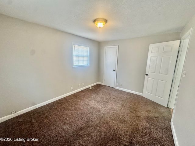 8210 Kerry Rd, Louisville, KY 40258