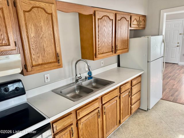 8210 Kerry Rd, Louisville, KY 40258