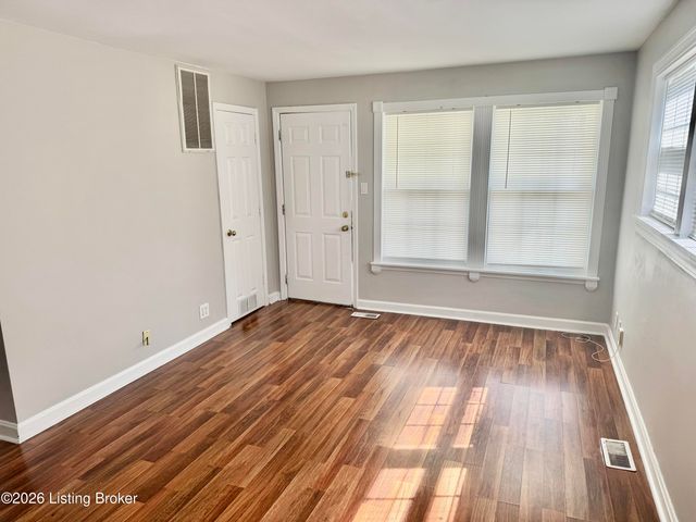 8210 Kerry Rd, Louisville, KY 40258