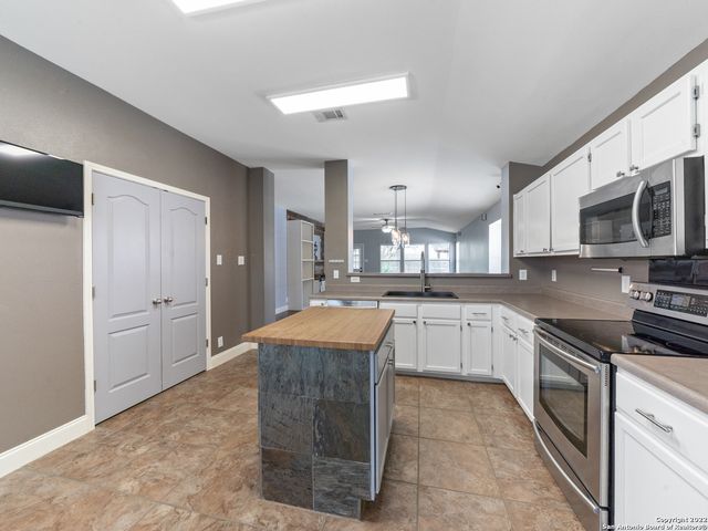 9807 SANDIE, Helotes, TX 78023