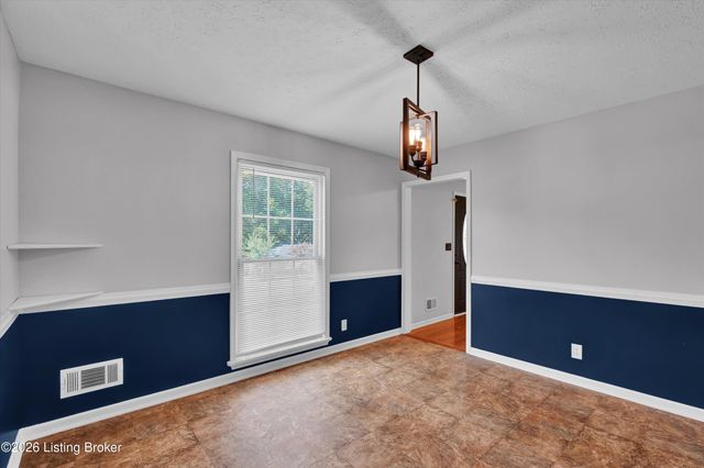 7703 Sunbury Ln, Louisville, KY 40220