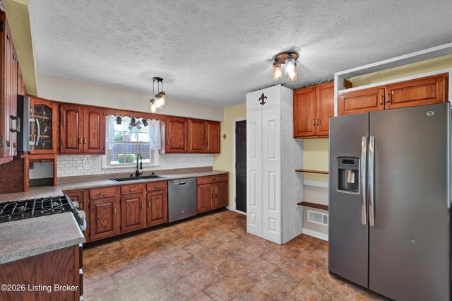 7703 Sunbury Ln, Louisville, KY 40220