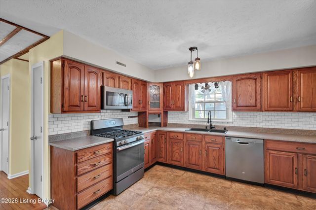 7703 Sunbury Ln, Louisville, KY 40220