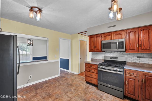 7703 Sunbury Ln, Louisville, KY 40220