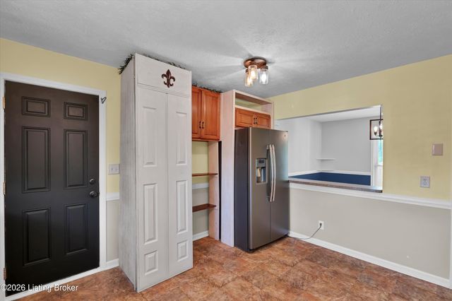 7703 Sunbury Ln, Louisville, KY 40220