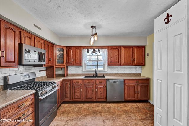 7703 Sunbury Ln, Louisville, KY 40220