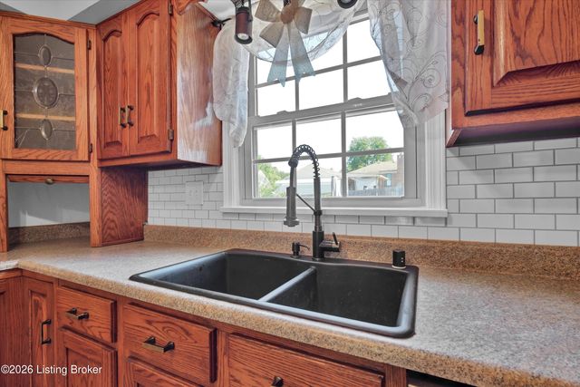 7703 Sunbury Ln, Louisville, KY 40220
