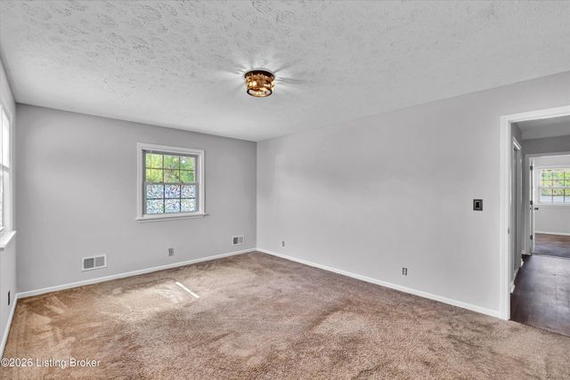 7703 Sunbury Ln, Louisville, KY 40220