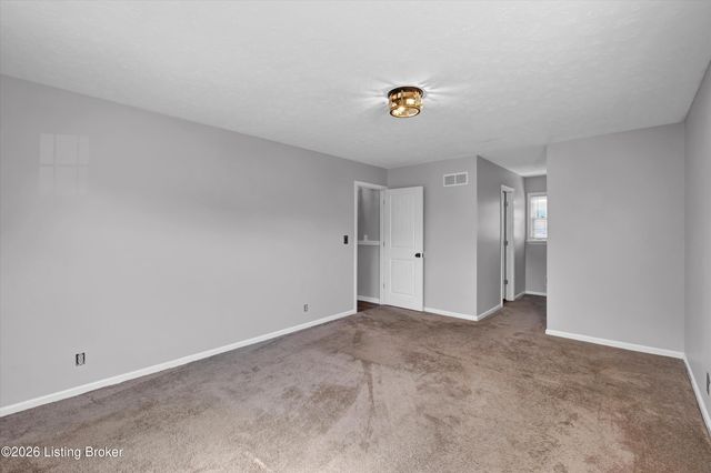7703 Sunbury Ln, Louisville, KY 40220