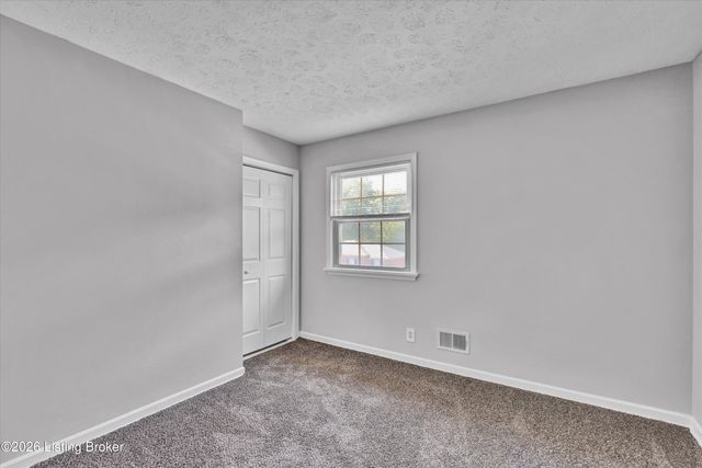 7703 Sunbury Ln, Louisville, KY 40220