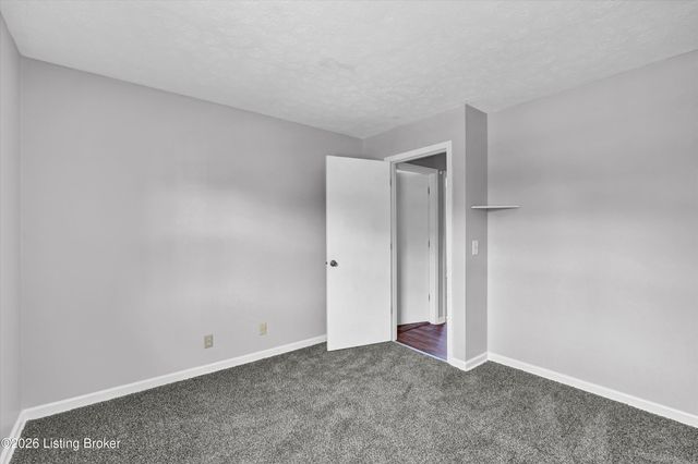 7703 Sunbury Ln, Louisville, KY 40220