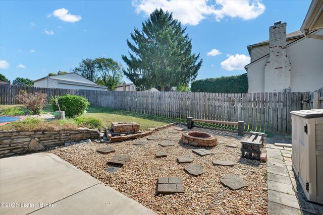 7703 Sunbury Ln, Louisville, KY 40220