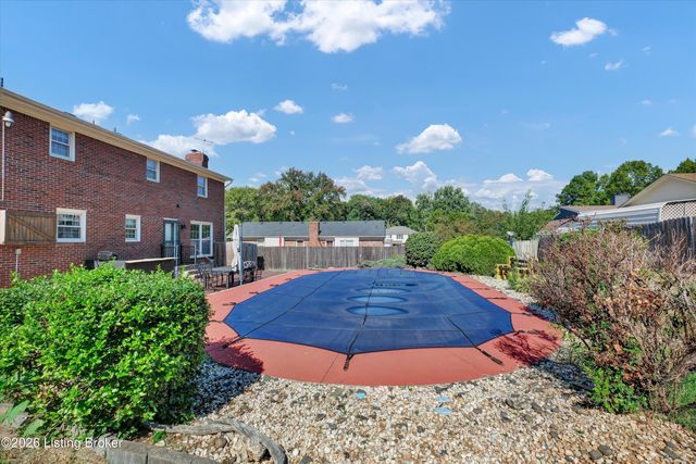 7703 Sunbury Ln, Louisville, KY 40220
