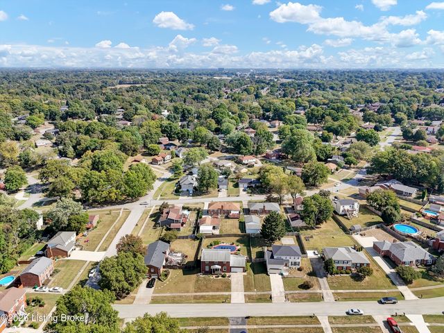 7703 Sunbury Ln, Louisville, KY 40220