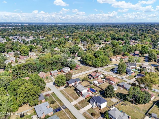 7703 Sunbury Ln, Louisville, KY 40220