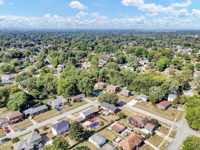 7703 Sunbury Ln, Louisville, KY 40220