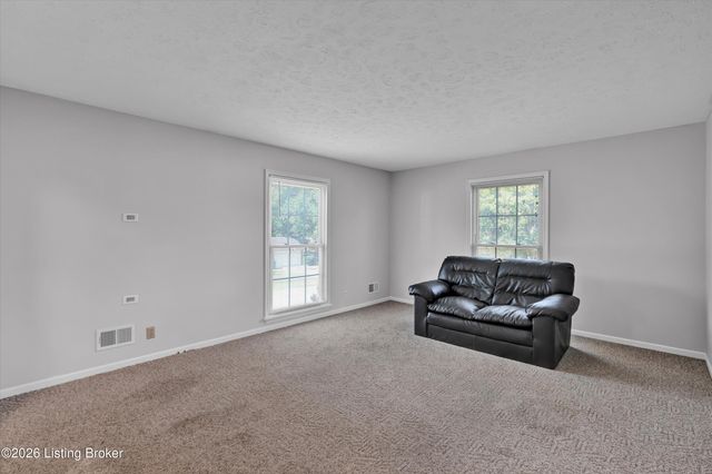 7703 Sunbury Ln, Louisville, KY 40220