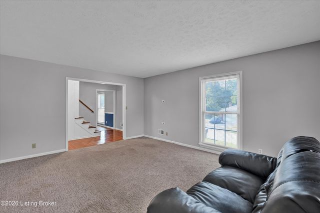 7703 Sunbury Ln, Louisville, KY 40220