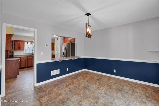 7703 Sunbury Ln, Louisville, KY 40220