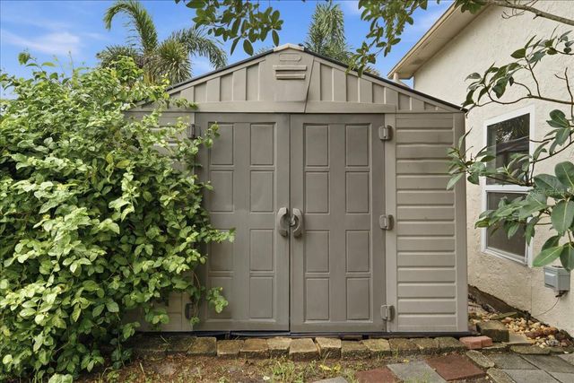 1221 E LIME STREET, Tarpon Springs, FL 34689
