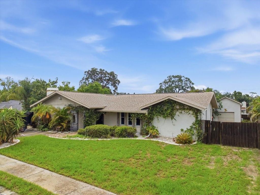 Image 3 of property listing at 1221 E LIME STREET, Tarpon Springs, FL 34689