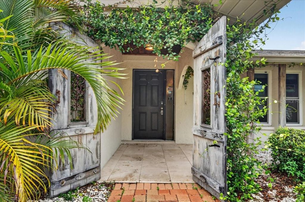 Image 4 of property listing at 1221 E LIME STREET, Tarpon Springs, FL 34689