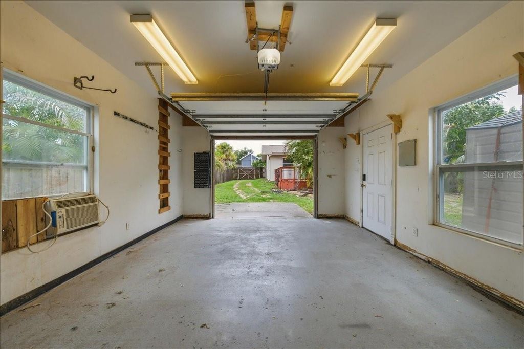 Image 44 of property listing at 1221 E LIME STREET, Tarpon Springs, FL 34689