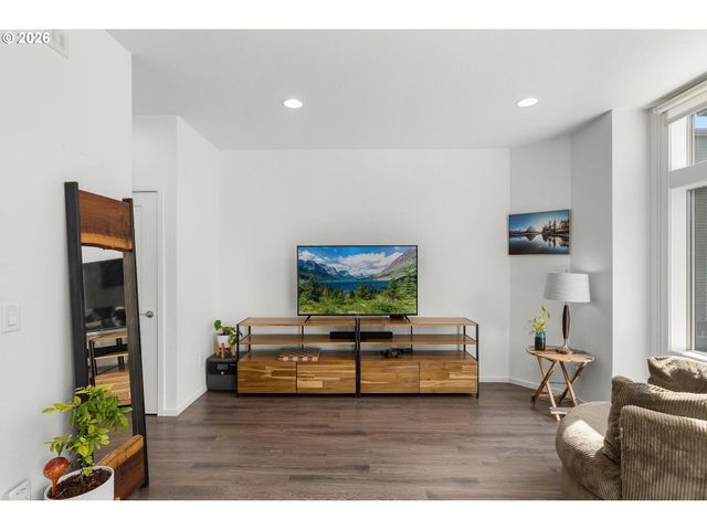 1235 N MORGAN St, Portland, OR 97217