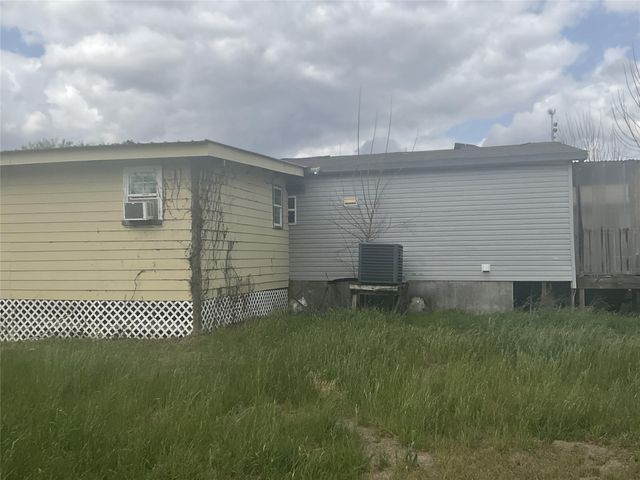 1225 W Highway 71 Highway W, Smithville, TX 78957